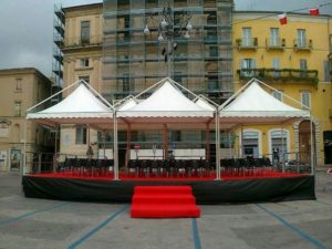 palco a più livelli con gazebo