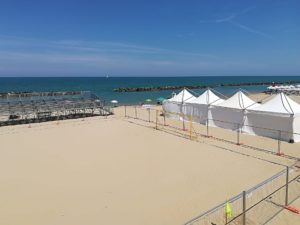 tribuna sulla spiaggia con gazebo